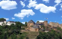 Schloss Rheinfels gegenüber Loreleyfelsen